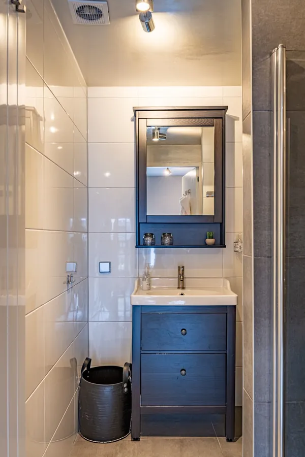 Badkamer van Dream met blauw meubel en spiegelkast
