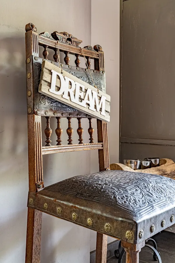 Antieke stoel met bordje DREAM