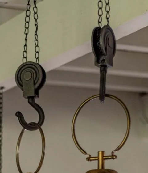 Ijzeren katrollen met haken aan een balk
