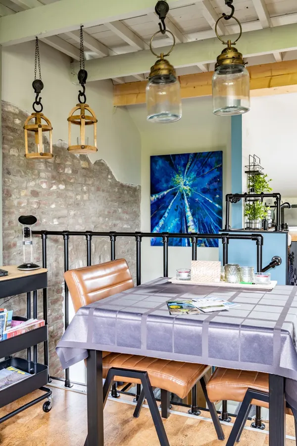 Eethoek met lantaarns aan katrollen, bakstenen muur en blauw schilderij